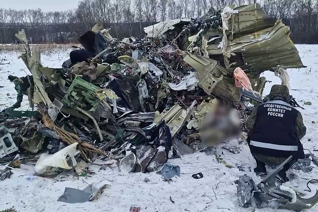 Seorang penyelidik bekerja di lokasi jatuhnya pesawat angkut militer Rusia IL-76 di wilayah Belgorod, Kamis, 25 Januari 2024 waktu setempat. 