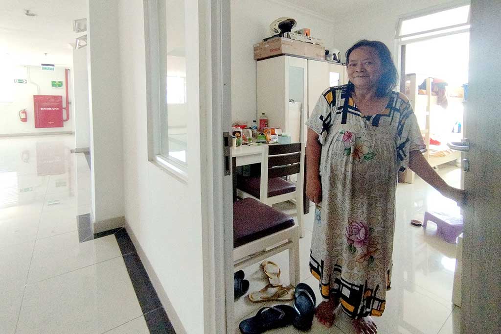 Bukan cuma kamar, ujar Adrianus, di rumah susun Kemensos tersebut juga tersedia berbagai fasilitas umum seperti musala, lahan parkir, pojok baca anak, ruang serbaguna, loker, sistem keamanan CCTV, akses pembuangan sampah, jaring pengaman, akses untuk penyandang disabilitas, toilet disabilitas dan toilet umum, ruang tunggu di setiap lantai, serta jalur evakuasi.