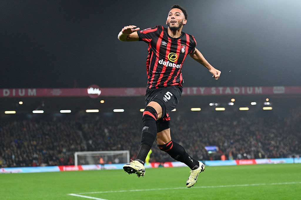 Bournemouth hanya memerlukan sepuluh menit untuk menggenggam keunggulan dua gol. Pada menit ketujuh, tendangan bebas David Brooks menimbulkan kepanikan dari Bashir Humprey, yang keputusannya untuk membiarkan bola membuat Lloyd Kelly dapat menyambarnya dengan sepakan setengah voli.