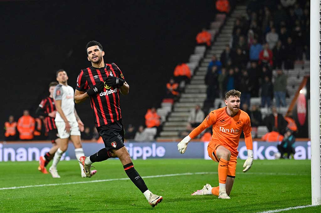 Solanke turut mencatatkan namanya di papan skor pada menit ke-44, melalui sentuhan penyelesaian dari jarak dekat setelah Sinisterra mengirim umpan silang. Bournemouth unggul 5-0.