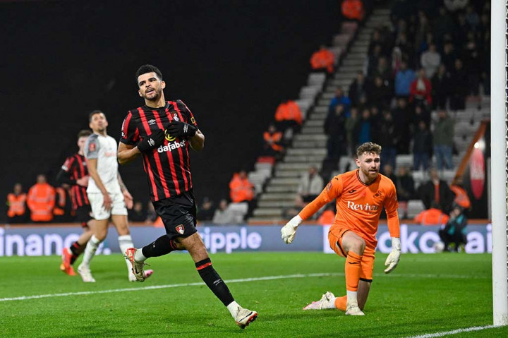Solanke turut mencatatkan namanya di papan skor pada menit ke-44, melalui sentuhan penyelesaian dari jarak dekat setelah Sinisterra mengirim umpan silang. Bournemouth unggul 5-0.