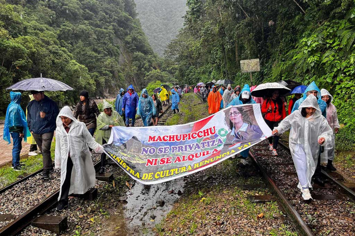Para pengunjung situs ikonik Machu Picchu di Peru, Kamis, 25 Januari 2024 waktu setempat, dihadang oleh para pengunjuk rasa yang marah terhadap pemerintah karena memprivatisasi penjualan tiket di benteng Inca.