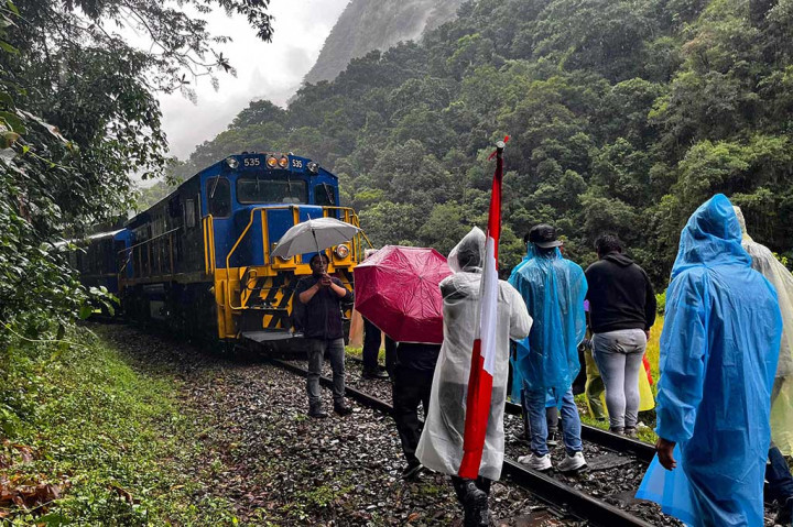 Saat malam tiba, polisi menggunakan gas air mata untuk membubarkan sekelompok pengunjuk rasa yang memblokade jalur kereta api, menurut seorang reporter AFP di lokasi kejadian. Pihak berwenang belum melaporkan adanya penangkapan.