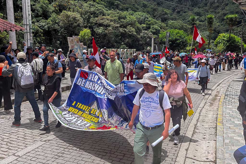 Wisatawan melihat rencana perjalanan mereka terganggu oleh protes tersebut, namun Kementerian Kebudayaan mengatakan di media sosial bahwa kunjungan ke Machu Picchu berlangsung dengan normal.