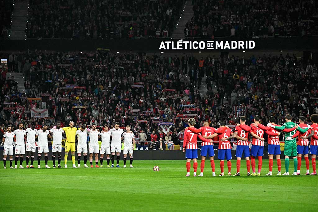 Sebelum pertandingan dimulai, para pemain mengheningkan cipta untuk mendoakan tiga penggemar Sevilla yang meninggal dunia akibat kecelakaan lalu lintas saat sedang melakukan perjalanan menuju Madrid.