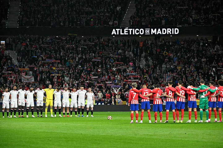 Sebelum pertandingan dimulai, para pemain mengheningkan cipta untuk mendoakan tiga penggemar Sevilla yang meninggal dunia akibat kecelakaan lalu lintas saat sedang melakukan perjalanan menuju Madrid.