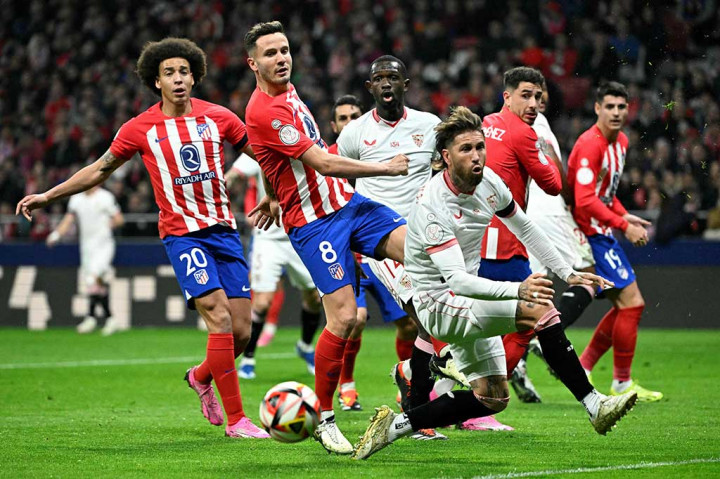 Bek Sevilla Sergio Ramos mendapat cemoohan sejak awal pertandingan, dan ia hampir membungkam para penggemar tuan rumah saat ia gagal menyambar bola tendangan bebas.