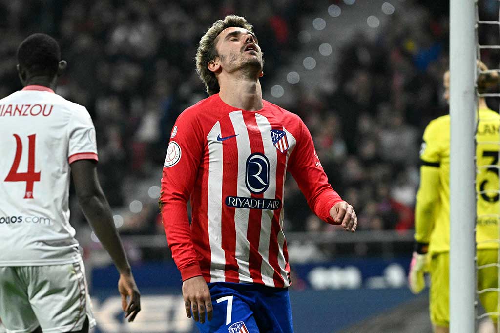 Griezmann mencetak gol yang kemudian dibatalkan akibat offside, sebelum Simeone mengganti dia dan mitranya Alvaro Morata pada menit ke-66, dengan Depay dan Angel Correa.