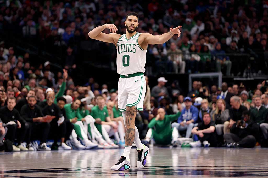 Boston Celtics mengalahkan Miami Heat dengan selisih angka sampai 33 poin, yakni 143-110 dalam pertandingan yang mengulang laga Final NBA Wilayah Timur 2023, di Kaseya Center Miami Florida, Jumat, 26 Januari 2024 WIB.