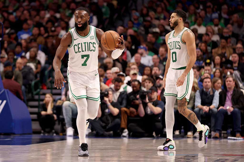 Sementara Jaylen Brown mencetak 18 poin, Jrue Holiday menyumbang 17 poin, dan Derrick White 15 poin untuk Celtics yang merupakan tim teratas NBA musim 2023-2024.