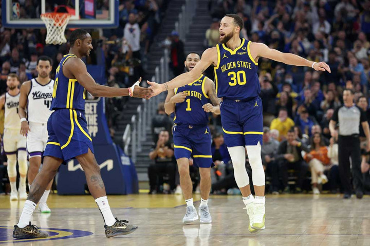 Pada laga yang berlangsung sengit sepanjang pertandingan, Warriors sebenarnya sempat memberikan perlawanan untuk mencuri kemenangan di menit-menit akhir. Stephen Curry memberikan umpan alley-oop dunk kepada Jonathan Kuminga pada sisa waktu 1 menit 22 detik yang membuat Warriors mengejar Kings dengan selisih hanya 1 poin yaitu 132-131.