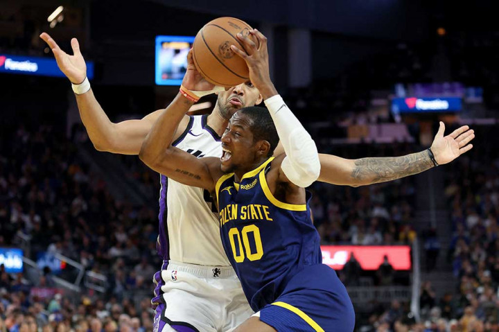 Tak berselang lama, Kuminga berhasil mengambil bola dari tembakan tripoin De'Aaron Fox yang meleset dan kembali melakukan dunk untuk mengubah kedudukan menjadi 132-133.