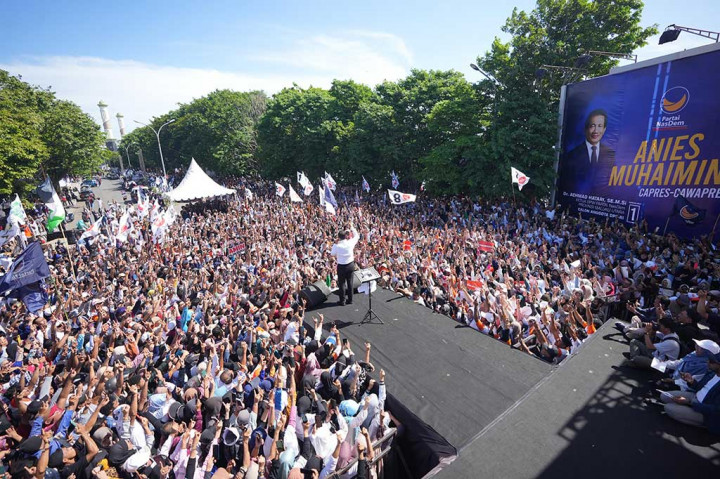 Calon presiden (capres) nomor urut 1 Anies Baswedan menggelar kampanye akbar bersama ribuan simpatisan di Taman Nukila Ternate, Maluku Utara, Jumat, 26 Januari 2024. 