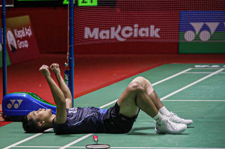 Pebulu tangkis tunggal putra Indonesia Anthony Sinisuka Ginting mengatasi perlawanan sengit tunggal putra andalan Singapura, Ken Yew Loh di perempat final Daihatsu Indonesia Masters 2024.