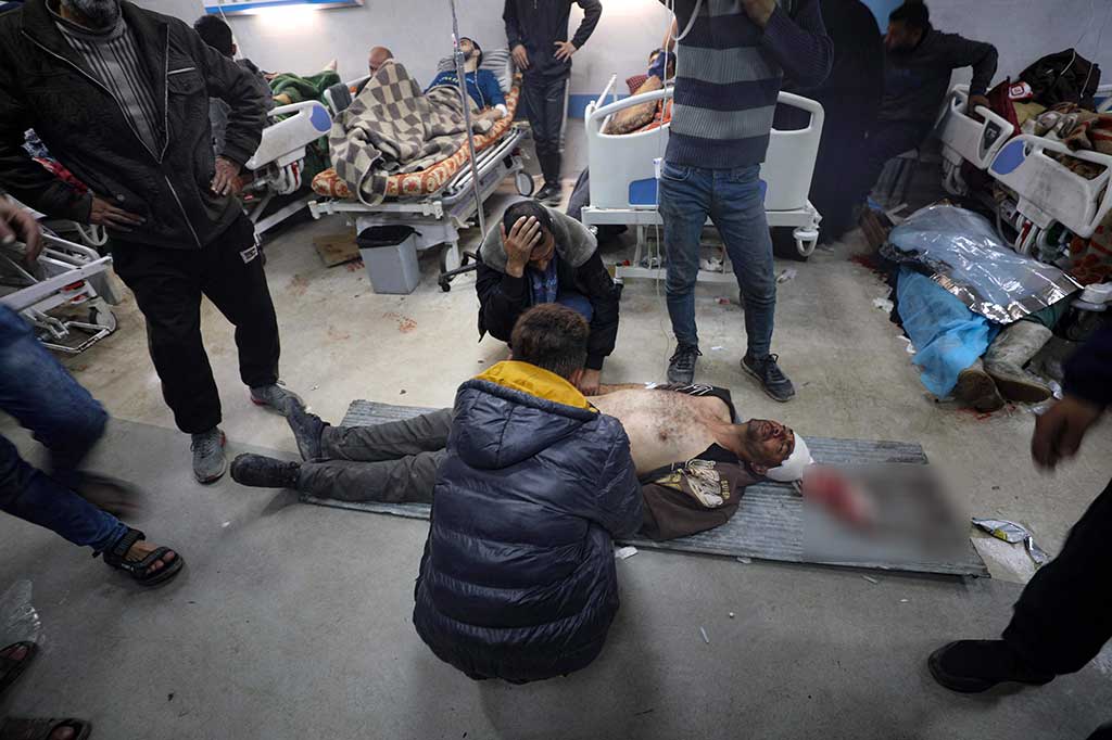 “Tiba-tiba, tank muncul dan mulai menembakkan peluru ke arah orang-orang,” kata Abu Ata Basal, paman salah satu korban luka. Mayat terlihat tergeletak di lantai Rumah Sakit Al-Shifa di Kota Gaza.