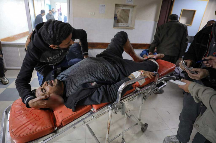 Hamas, kelompok militan yang menguasai Jalur Gaza, menuduh serangan itu merupakan kejahatan perang yang mengerikan. Kelompok militan Palestina, Jihad Islam, mengatakan serangan itu disebabkan peluru artileri dan rudal.