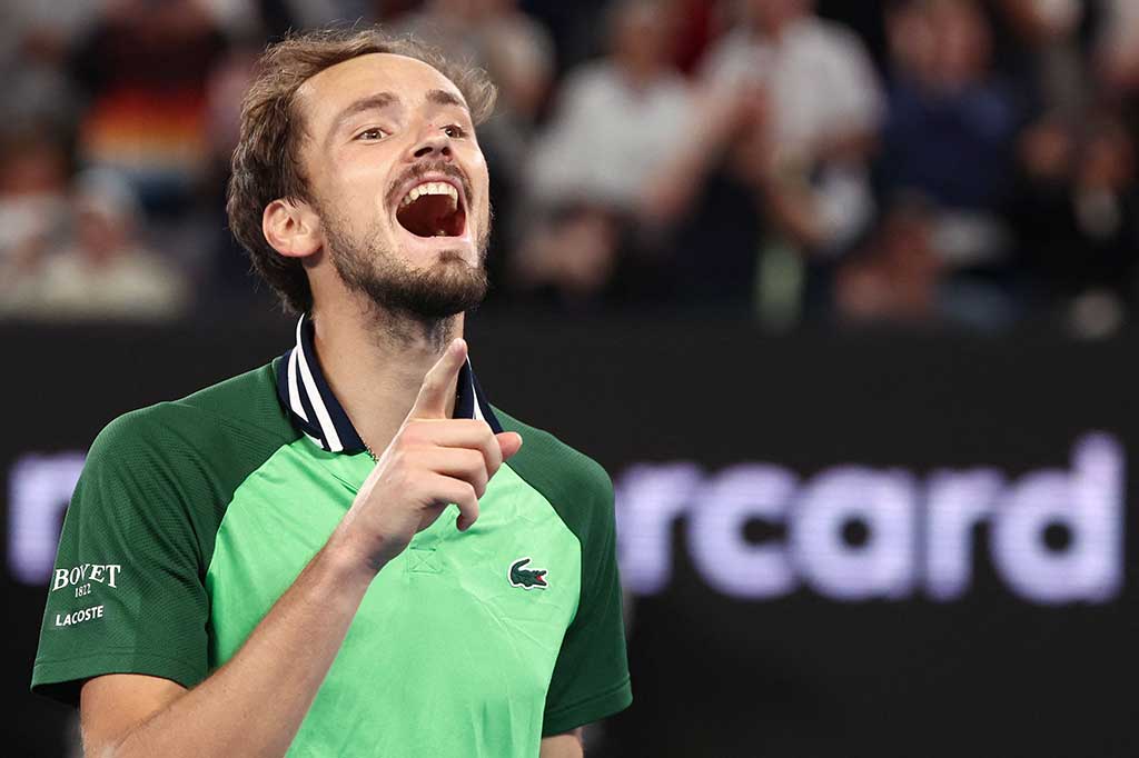 Daniil Medvedev sukses bangkit dari dua set ketertinggalan untuk mengalahkan Alexander Zverev pada semifinal Australian Open dalam lima set, Jumat, 26 Januari 2024.