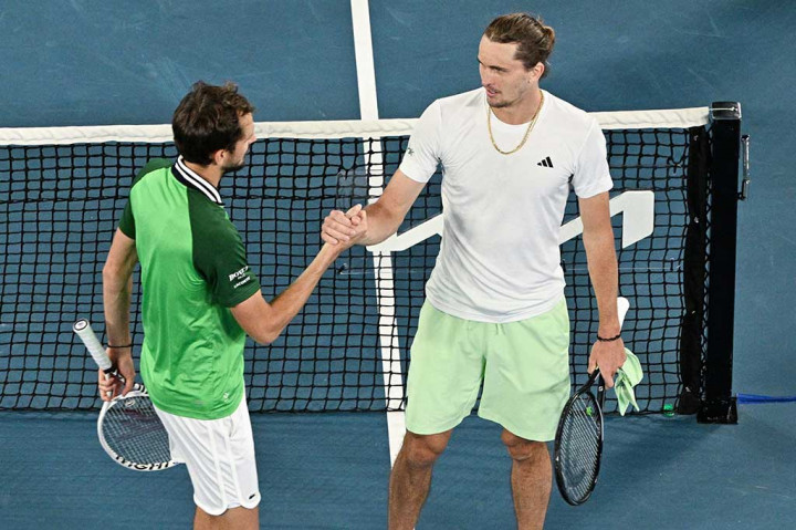Unggulan ketiga asal Rusia itu berada dalam posisi genting di Rod Laver Arena namun bangkit untuk menang 5-7, 3-6, 7-6(7/4), 7-6(7/5), 6-3 setelah empat jam 18 menit.