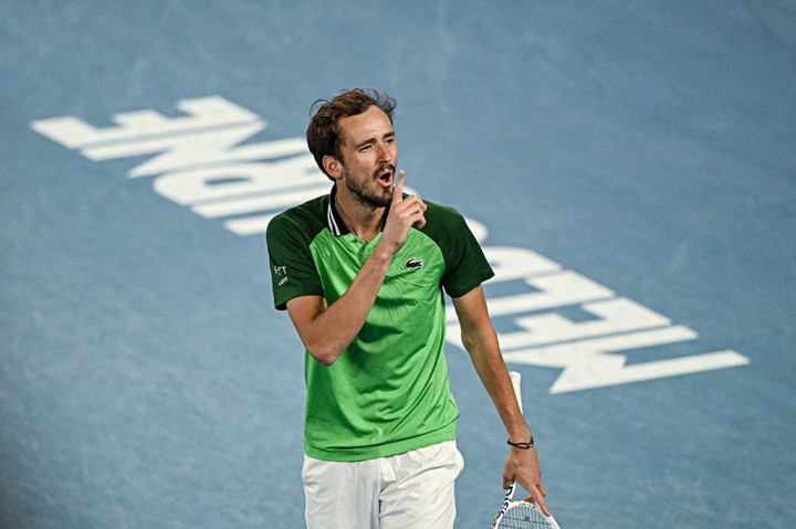 Petenis Italia Jannik Sinner akan menunggunya dalam pertandingan perebutan gelar pada Minggu, 28 Januari, setelah mengundukkan juara bertahan Novak Djokovic di semifinal.