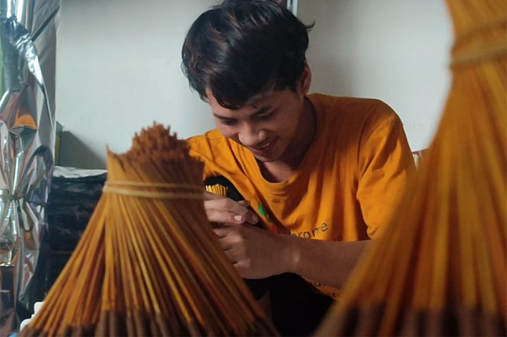 Keberadaan produsen sekaligus rumah pajang dupa dan aroma terapi di kawasan Bendungan Sigura Gura, Kota Malang ini sudah banyak dikenal masyarakat. Tak hanya warga sekitar, konsumen dari luar daerahpun hampir setiap hari datang dan memborong aneka jenis dan wangi dupa aroma terapi  ini.
