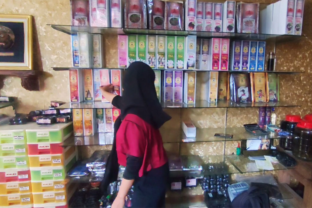 Demi mendapat kepercayaan pasar global, bukan hanya warga keturunan Tionghoa dan penganut agama tertentu, minyak yang digunakan adalah jenis burning oil, bukan yang biasa menjadi bahan baku dupa aroma terapi. Kondisi ini pula yang menjadikan produk DUPALO laku terjual di negara jazirah Arab, Jepang, Myanmar, Rusia, dan benua Eropa.
