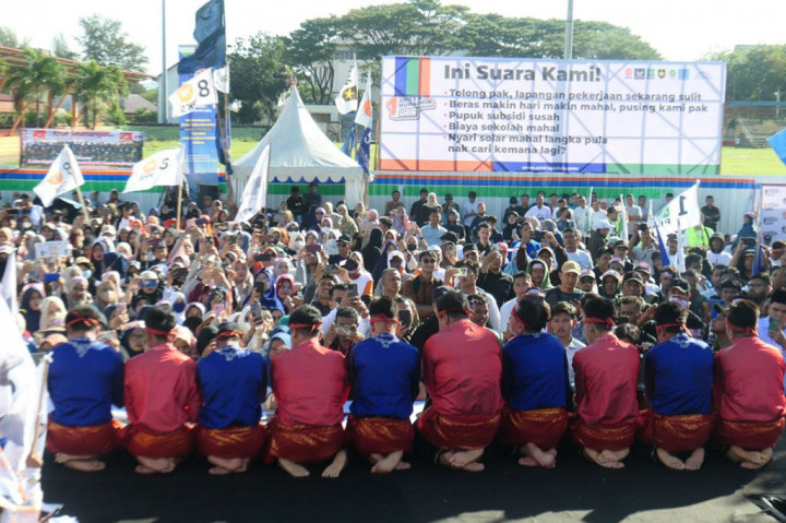 Para pendukung Anies tampak antusias menyambut kedatangan calon presiden mereka. Mereka mengenakan berbagai atribut kampanye, seperti kaus, topi, dan stiker.