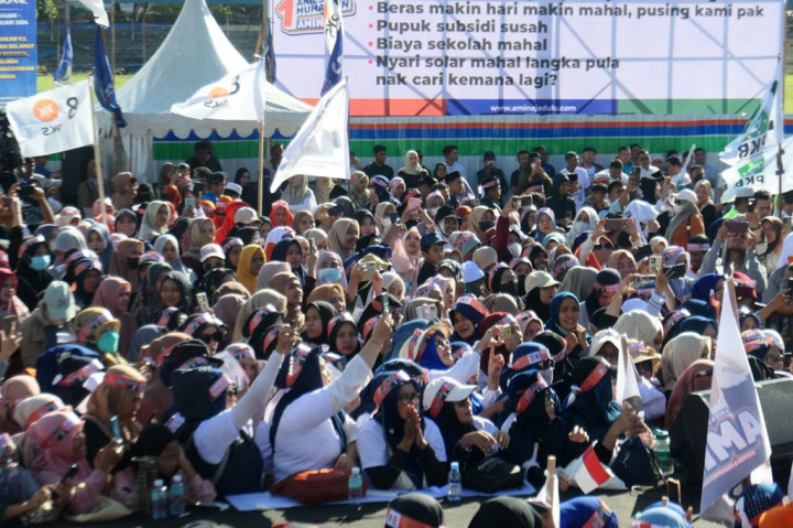 Pantauan di lokasi, para pendukung Anies sudah mulai berdatangan sejak pagi hari sekitar pukul 08.00 WIB. Mereka datang dari berbagai daerah di Aceh, mulai dari Kota Banda Aceh, Kabupaten Aceh Besar, dan daerah lainnya.