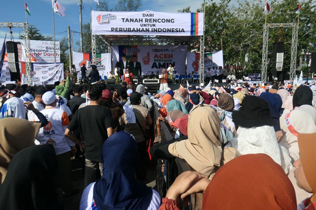 Ratusan simpatisan calon presiden nomor urut 01 Anies Baswedan memadati lokasi kampanye terbuka di pelataran Stadion H Dimurthala, Banda Aceh, Sabtu, 27 Januari 2024.