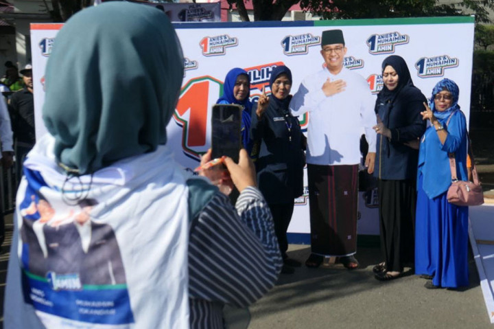Saat ini, Anies Baswedan telah tiba di Bandara Sultan Iskandar Muda (SIM) Aceh dan segera menuju ke lokasi kampanye.