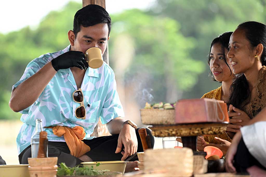 Calon wakil presiden nomor urut 2 Gibran Rakabuming Raka memanfaatkan kunjungannya di Bali untuk menikmati wisata kebugaran berupa pembacaan kesehatan berdasarkan kearifan lokal sambil minum jamu.