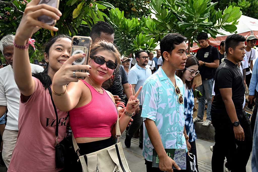 Mulai 14 Februari 2024, Bali akan memberlakukan pungutan bagi wisatawan mancanegara. Terkait pemanfaatan uang tersebut untuk mengelola kebersihan, Gibran mengaku sepakat dan menilai masyarakat Pulau Dewata lebih paham terkait hal itu.