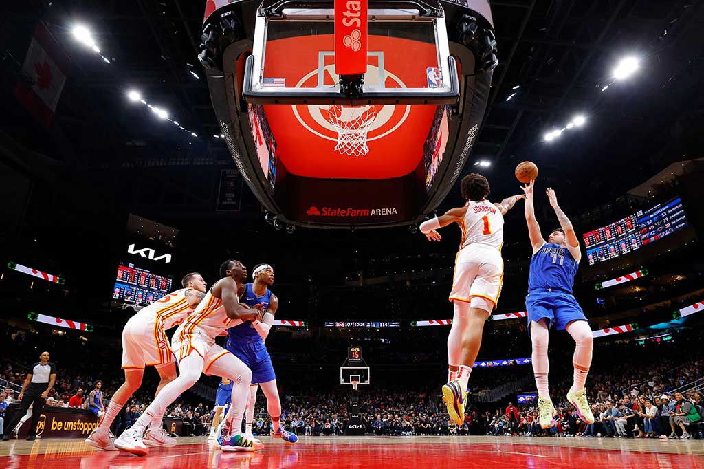 Penampilan individu yang luar biasa membuat bintang Slovenia tersebut mencetak rekor Mavs dengan 41 poin di babak pertama. Laju yang luar biasa berlanjut di babak kedua saat Dallas menahan Hawks.