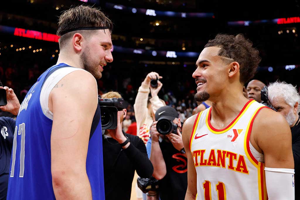 Guard Luka Doncic Dallas Mavericks berbicara dengan Trae Young (Atlanta Hawks) menyusul kemenangan Mavs 148-143 di State Farm Arena, Atlanta, Georgia, Sabtu, 27 Januari 2024 WIB. Doncic mencetak 73 poin pada laga tersebut.