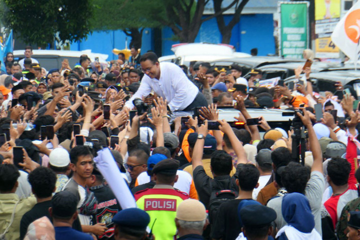 Calon presiden (capres) nomor urut 1 Anies Baswedan tiba di Tanah Rencong untuk menggelar kampanye akbar di pelataran Stadion H Dimurthala, Kota Banda Aceh, Sabtu, 27 Januari 2024. Kedatangan Anies disambut riuh ribuan simpatisan. 