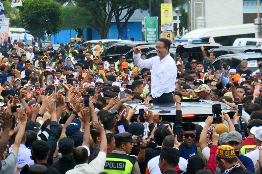 Anies tiba bersama istri di lokasi sekitar pukul 10.30 WIB. Ia hadir mengenakan kemeja putih lengan panjang dengan celana bahan hitam. Anies langsung disambut riuh ribuan pendukung yang telah menunggu kehadirannya. Mereka juga saling berebut untuk bersalaman dan berswafoto dengan Anies. 