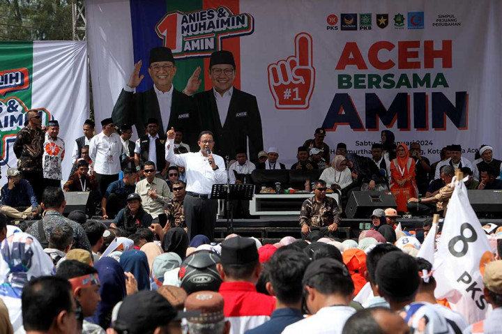 Anies menyambut baik antusias masyarakat Tanah Rencong yang hadir pada kampanye akbar berlangsung di pelantaran Stadion H Dimurthala Banda Aceh. Bahkan dirinya enggan beranjak lebih dulu, sebelum acara selesai. 