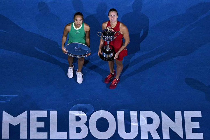 Petenis peringkat kedua dunia asal Belarusia itu terbukti terlalu kuat bagi unggulan ke-12 Zheng, dengan torehan kemenangan dua gim langsung dengan skor 6-3, 6-2 pada pertandingan yang berlangsung selama 76 menit.