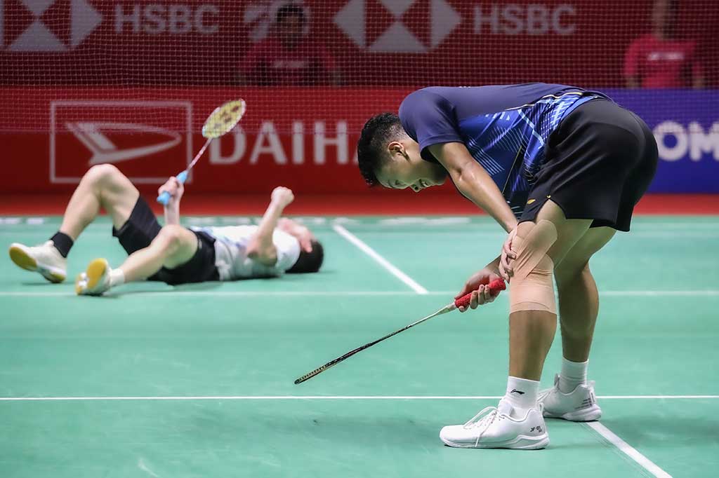 Pebulu tangkis tunggal Putra Indonesia Anthony Sinisuka Ginting tertunduk seusai dikalahkan tunggal Putra Kanada Brian Yang pada babak semifinal Daihatsu Indonesia Masters 2024, Sabtu, 27 Januari 2024.