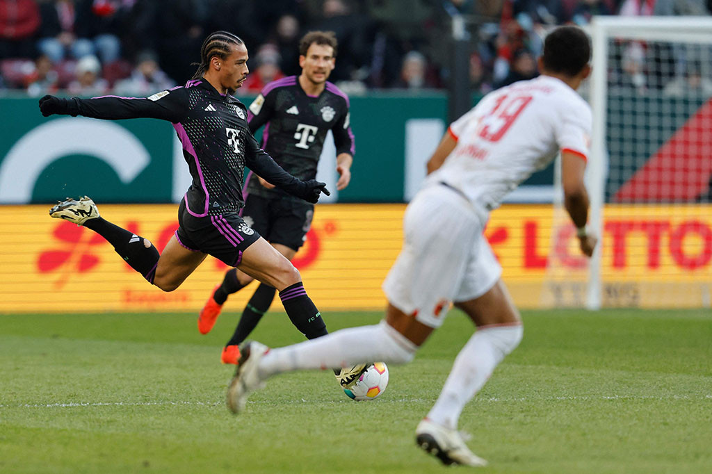 Bayern berhasil menggandakan keunggulan pada masa injury time babak pertama. Alphonso Davies melepaskan tembakan keras dari luar kotak penalti yang menggetarkan gawang Augsburg yang dikawal Finn Dahmen.