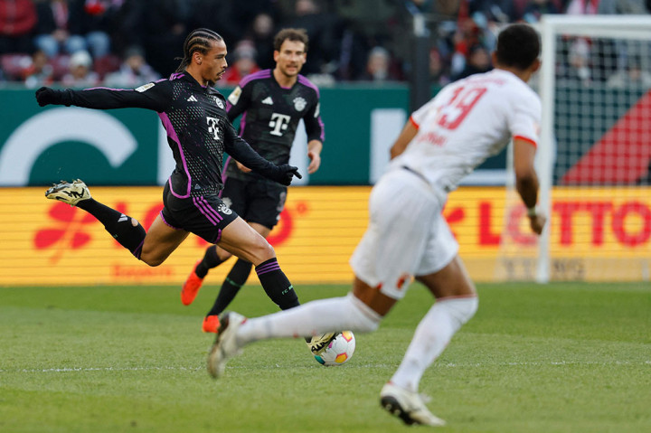 Bayern berhasil menggandakan keunggulan pada masa injury time babak pertama. Alphonso Davies melepaskan tembakan keras dari luar kotak penalti yang menggetarkan gawang Augsburg yang dikawal Finn Dahmen.