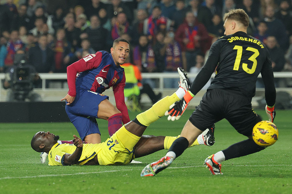 Meski memegang kendali permainan sejak awal, Barca justru tertinggal lebih dulu. Villarreal memecah kebuntuan pada menit ke-41 lewat aksi Gerard Moreno memanfaatkan umpan Alexander Sorloth.