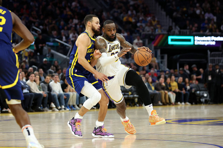 LeBron James dan Los Angeles Lakers mengalahkan Steph Curry dan Golden State Warriors 145-144 dalam pertandingan klasik perpanjangan waktu ganda NBA pada hari Sabtu, 27 Januari 2024.