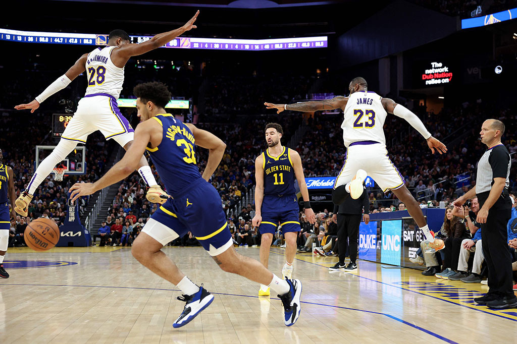 James, menantang statusnya sebagai pemain tertua di liga dengan usia 39 tahun, mencetak 36 poin dengan 20 rebound dan 12 assist dalam 48 menit berada di lapangan.