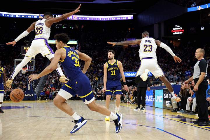 James, menantang statusnya sebagai pemain tertua di liga dengan usia 39 tahun, mencetak 36 poin dengan 20 rebound dan 12 assist dalam 48 menit berada di lapangan.