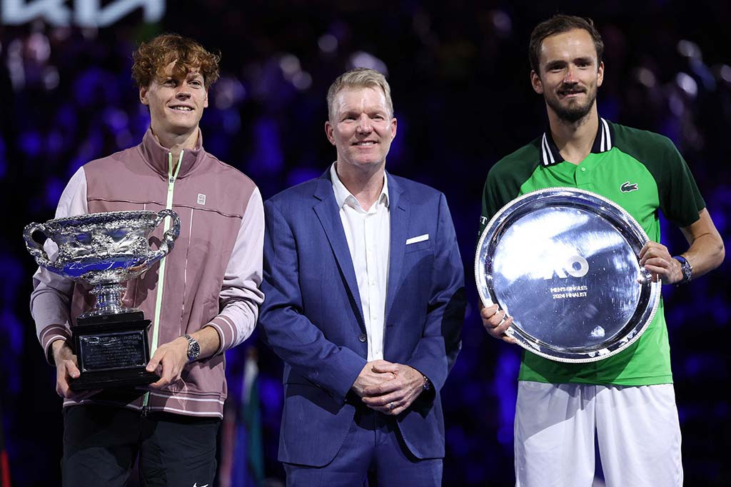 Jannik Sinner bangkit dari ketinggalan dua set pada hari Minggu, 28 Januari 2024 untuk mengalahkan Daniil Medvedev di final Australia Open lima set yang melelahkan dan memenangkan gelar Grand Slam pertamanya.