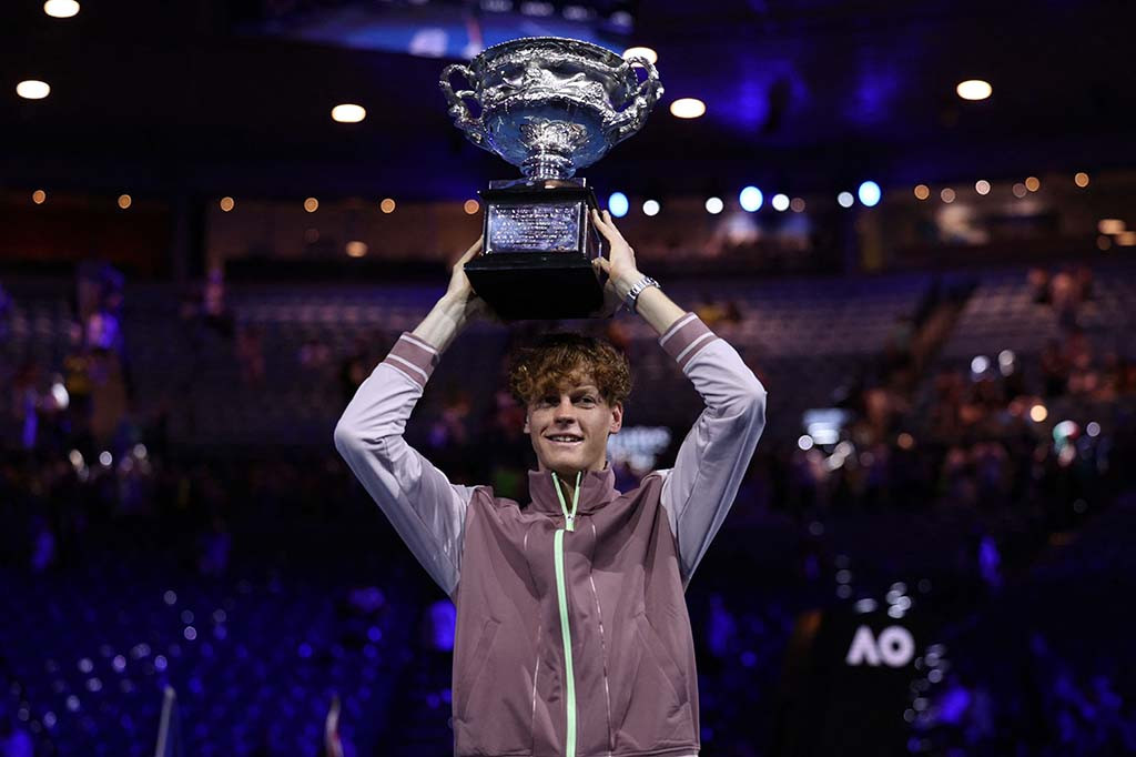 Unggulan keempat asal Italia itu tidak mampu membalas agresi petenis Rusia itu pada dua set pertama, namun berusaha keras untuk menang 3-6, 3-6, 6-4, 6-4, 6-3 dalam waktu tiga jam 44 menit.