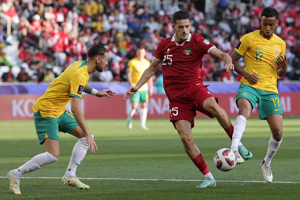 Indonesia menerapkan permainan terbuka dan menguasai jalannya pertandingan dalam 10 menit pertama. Namun, pasukan Shin Tae Yong kesulitan membongkar pertahanan Australia.