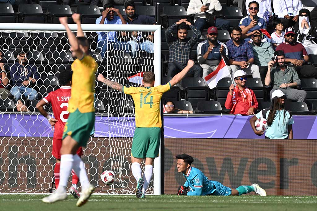 Indonesia justru tertinggal pada menit ke-12 setelah Elkan Baggott menyarangkan bola ke gawang sendiri. Baggott yang bermaksud menghalau umpan tarik Jackson Irvine malah mengubah arah bola ke gawang sendiri yang membuat Ernando Ari mati langkah.