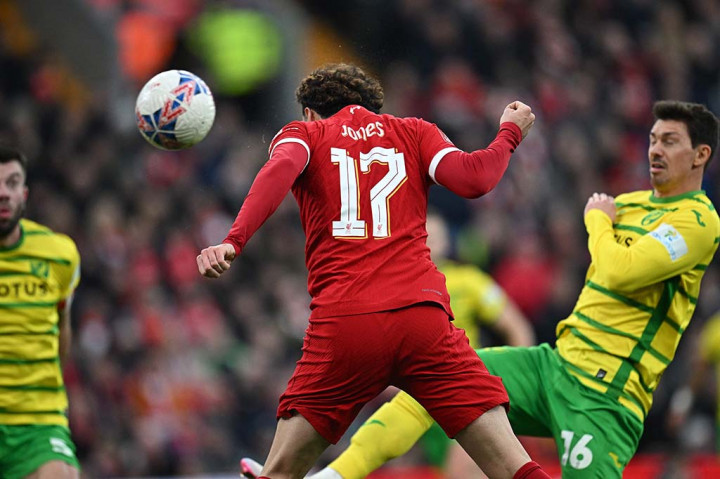 Meski unggul dua gol, Liverpool belum mengendurkan intensitas serangan. The Reds kembali menggetarkan gawang Norwich pada menit ke-63 setelah Virgil van Dijk menyundul umpan sepak pojok Dominik Szoboszlai.