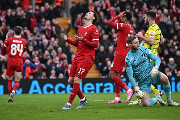Enam menit berselang, Norwich sempat memperkecil ketinggalan. Borja Sainz berhasil melewati sejumlah pemain Liverpool sebelum melepaskan tembakan keras yang mengoyak gawang Alisson. Memasuki masa injury time, Liverpool kembali menambah gol. Ryan Gravenberch menutup pesta timnya setelah menyambut umpan Bradley.